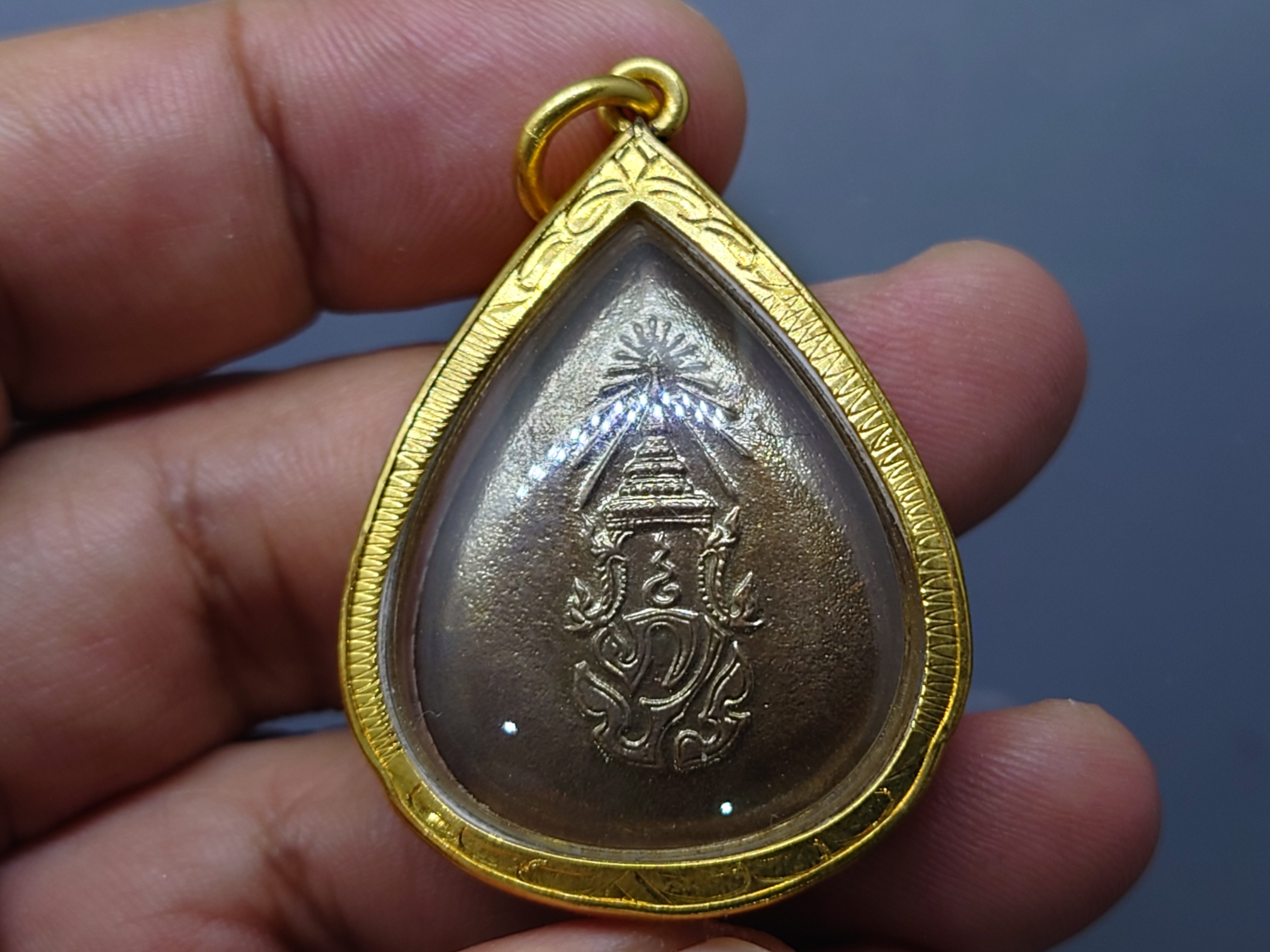 พระพุทธสิงหธรรมมงคล หลังพระปรมาภิไธย ภ.ป.ร. เนื้อนวะ พุทธสมาคมแห่งประเทศไทย ในพระบรมราชูปถัมภ์ พ.ศ.2547 เลี่ยมกรอบทองนพเก้า พร้อมตลับเดิม