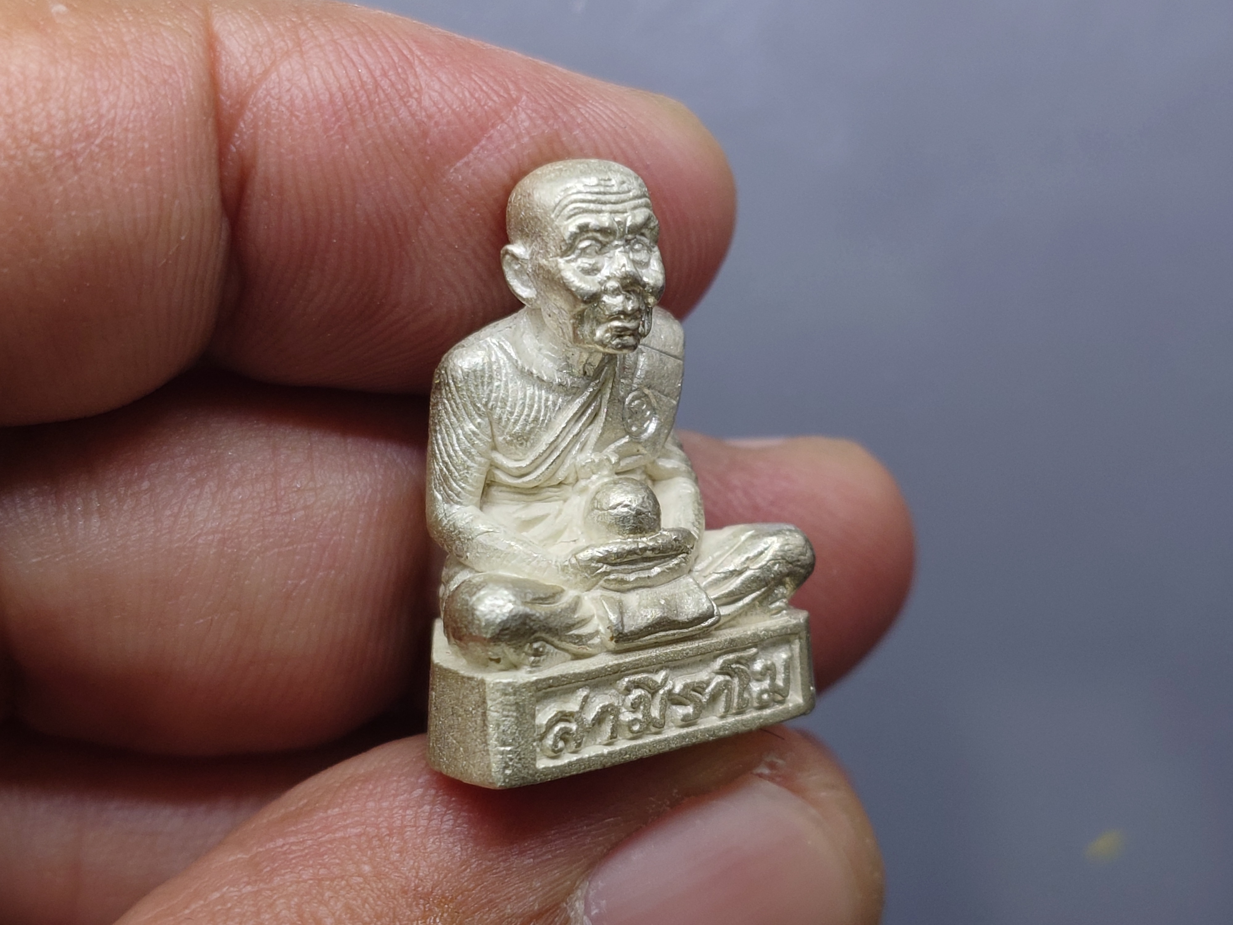 พระลอยองค์ หลวงปู่ทวด หลวงพ่อทวด เหยียบน้ำทะเลจืด รุ่นนำชัย ชุดกรรมการ (เนื้อเงิน นวะโลหะ ทองแดง) วัดช้างให้ จ.ปัตตานี ปี2556 พร้อมกล่องเดิม