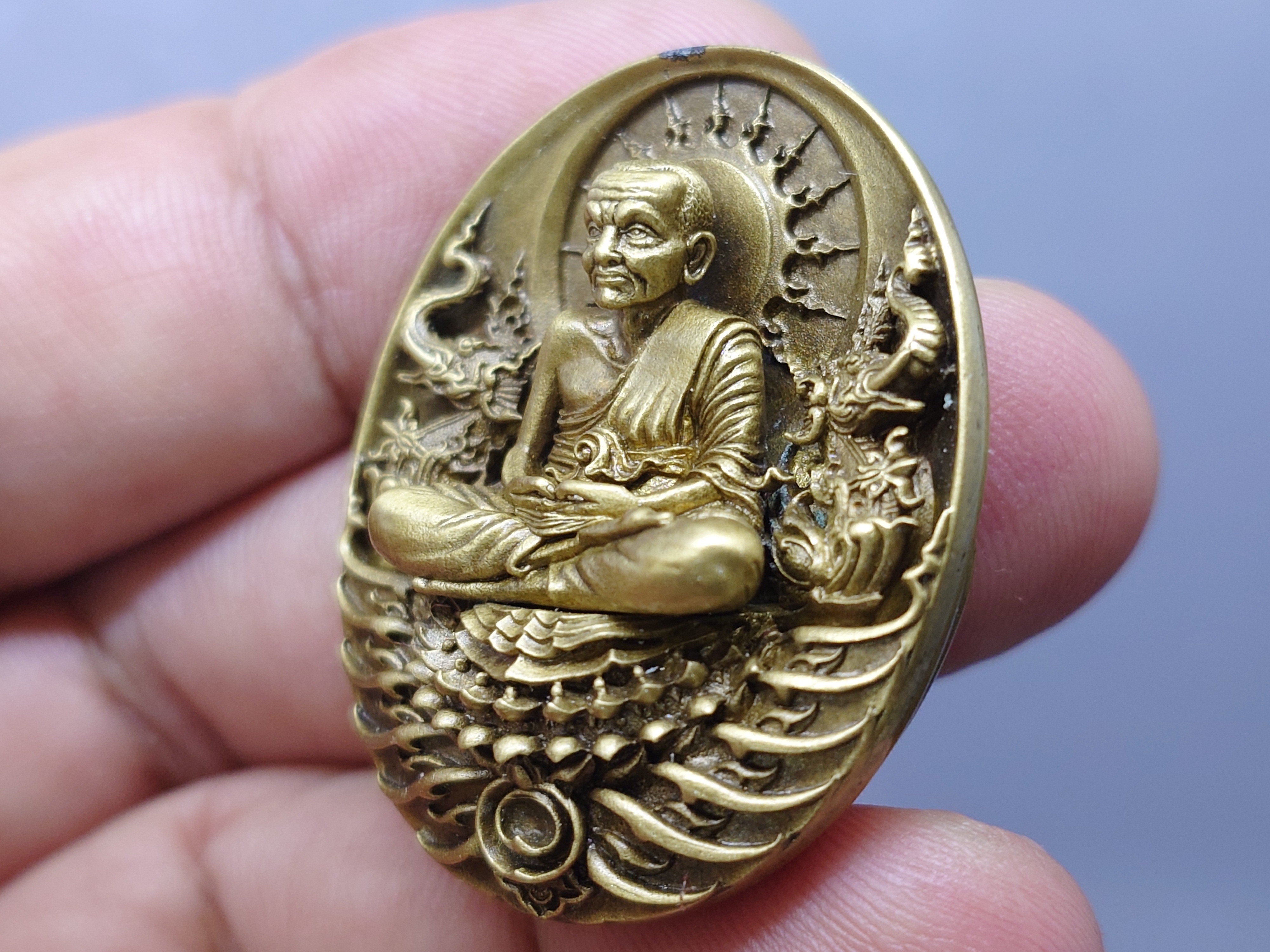 เหรียญหลวงปู่ทวด รุ่นอภิเมตรา มหาโพธิสัตว์ พิมพ์ใหญ่ เนื้อทองระฆัง ควบคุมออกแบบโดย อ.เฉลิมชัย โค๊ท ๑๘๙ พ.ศ.2558 พร้อมกล่องเดิม