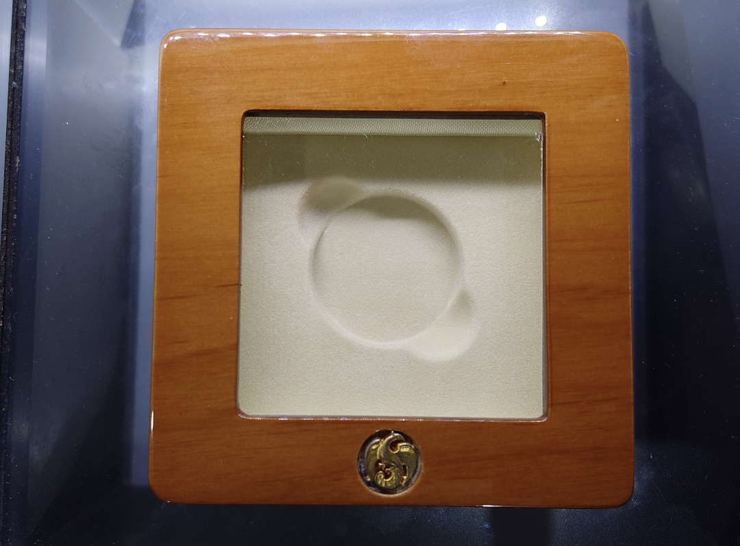 กล่องไม้ฝาใส ตรงรุ่นสำหรับใส่เหรียญทองคำขัดเงา ที่ระลึกพระบรมราชาภิเษก ร.10 ปี2562 พร้อมใบเซอร์ (หรือใส่เหรียญที่มีตลับวงนอกขนาด 3.2 เซ็น) สภาพผ่านใช้สวย 95 %