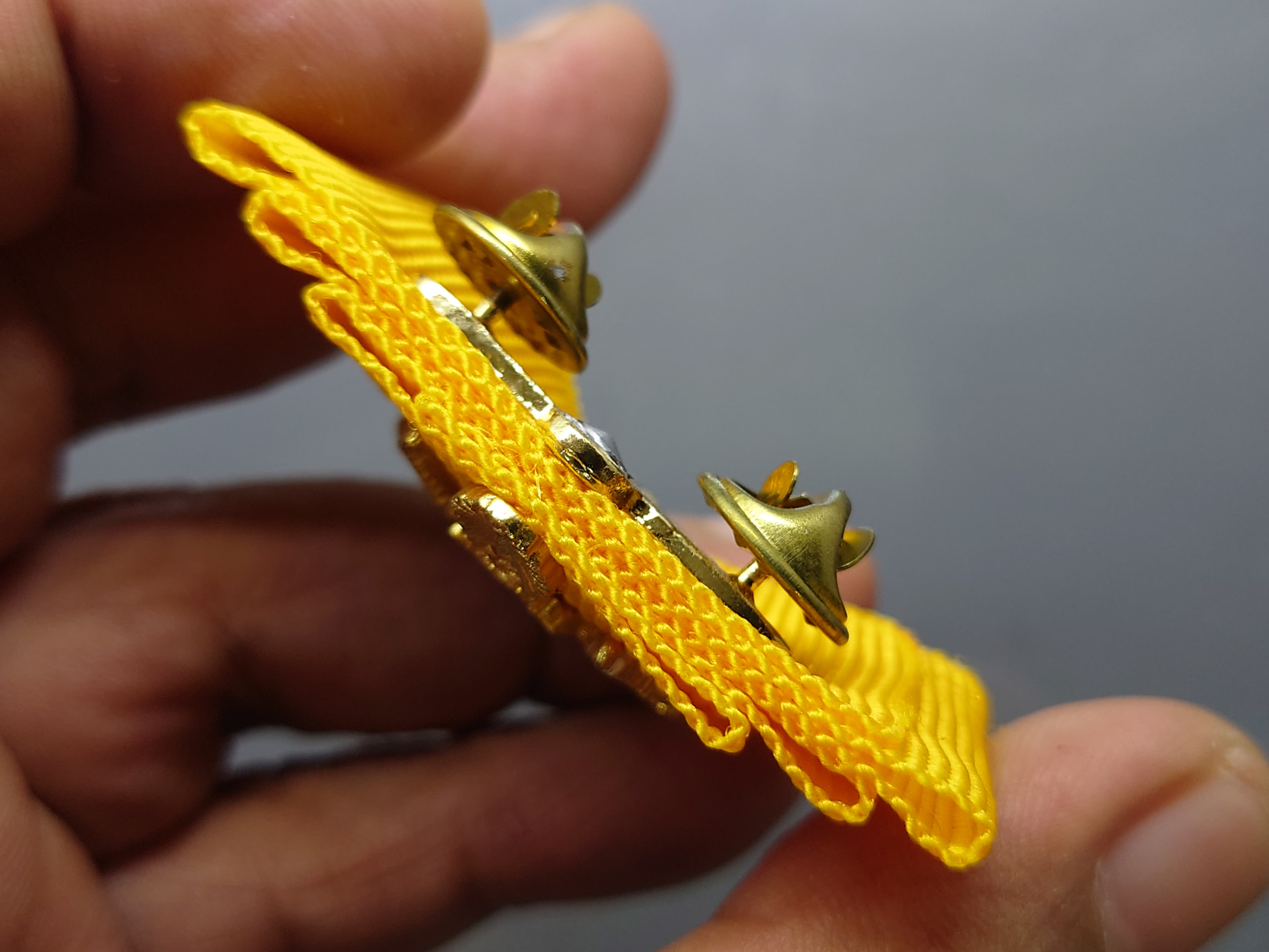 เข็มที่ระลึกกาญจนาภิเษก บนแพรแถบสีเหลือง จัดสร้างในวโรกาส 75 พรรษา รัชกาลที่9 (ร.9) ปี2545 พร้อมตลับเดิม ประกันแท้