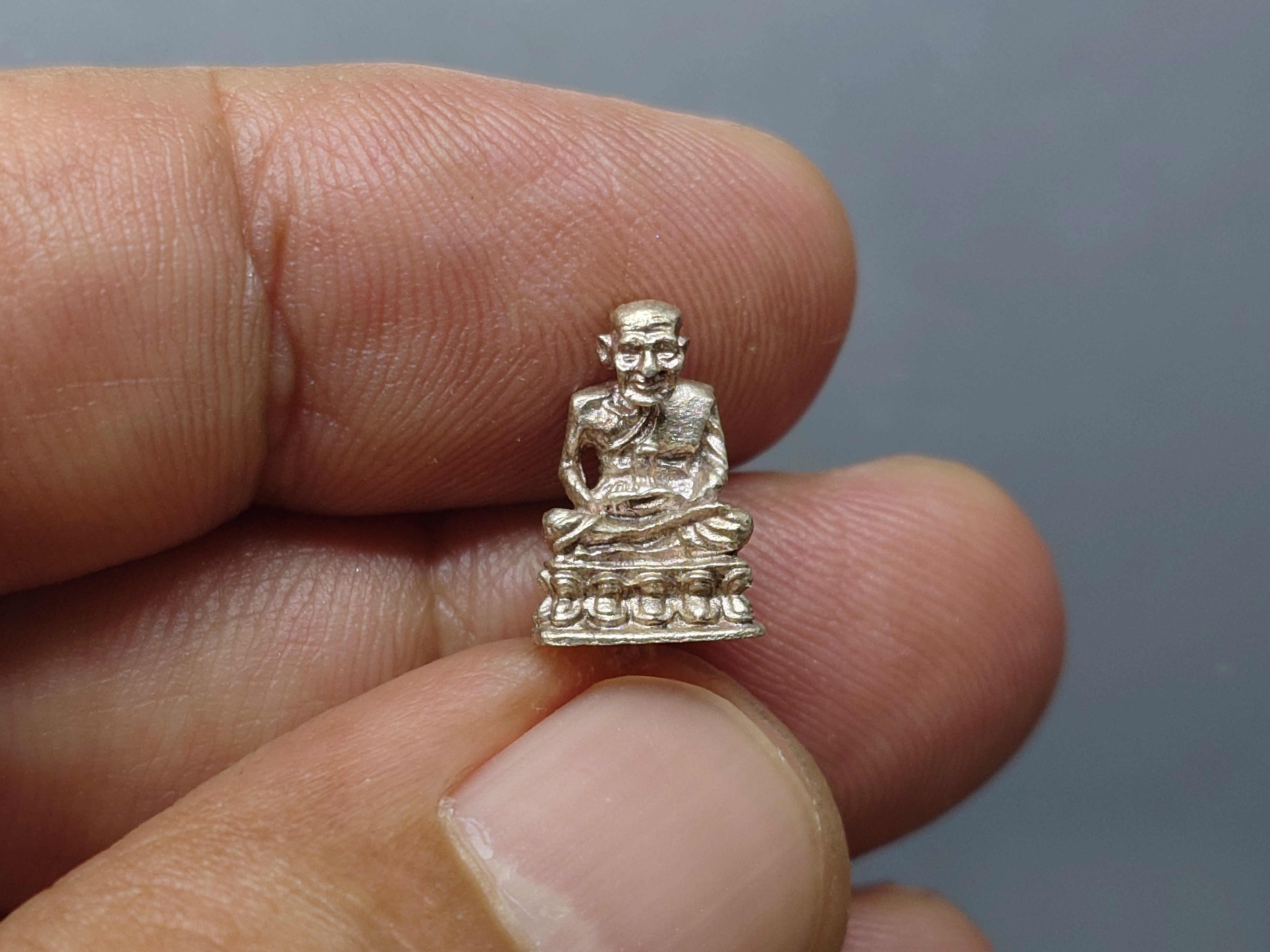 หลวงปู่ทวด หัวไม้ขีด พิมพ์แขนทะลุ เนื้อเงิน (ลอยองค์ จิ๋ว) อาจารย์นอง ปลุกเสก วัดช้างให้ ปี2535 พร้อมซองเดิม