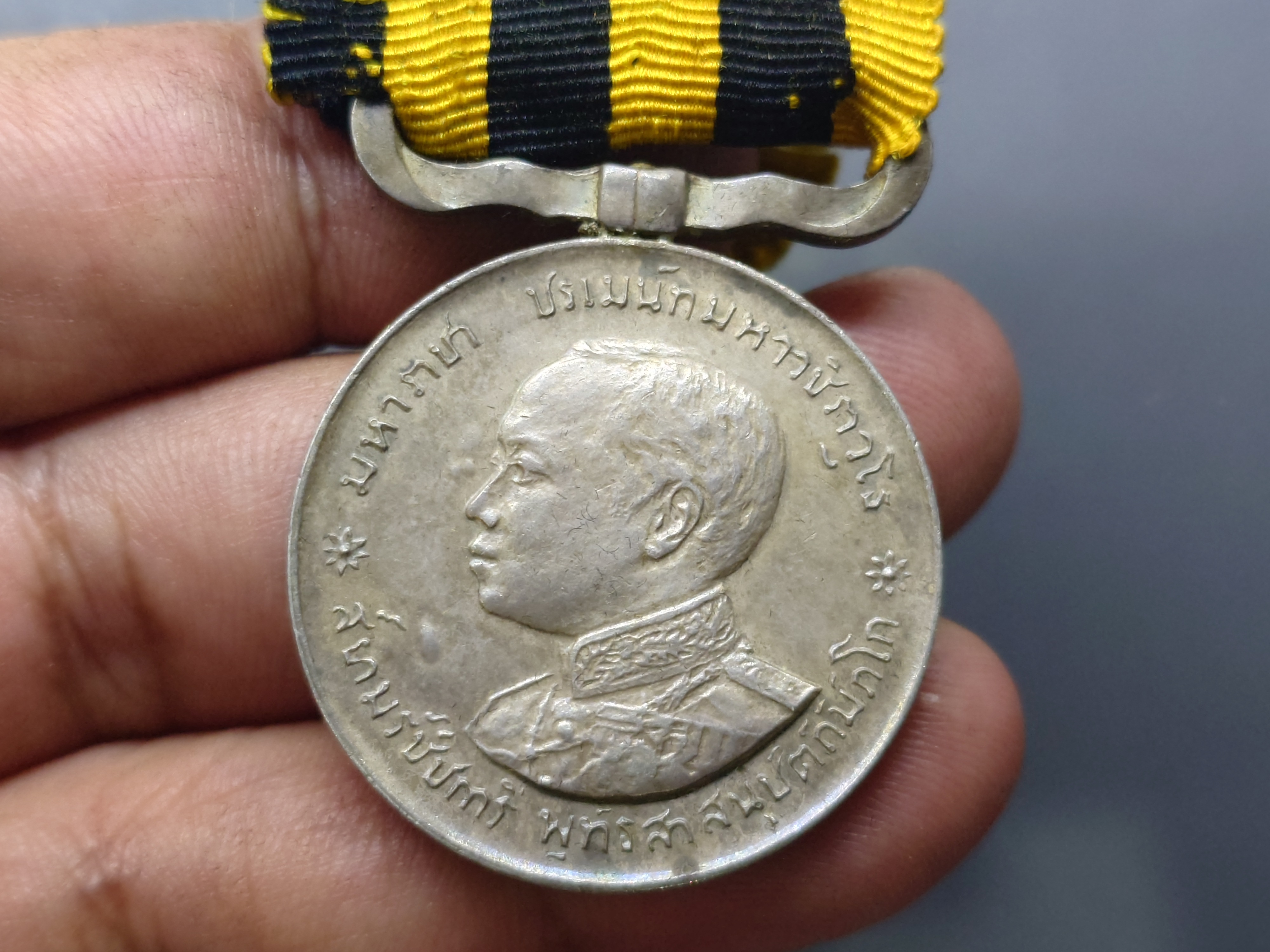 เหรียญประดับแพรแถบ เนื้อเงิน ที่รฤกงาน บรมราชาภิเศก (ที่ระลึกบรมราชาภิเษก ร.6) รัชกาลที่ 6 ร.ศ.130 พร้อมแพรเดิม