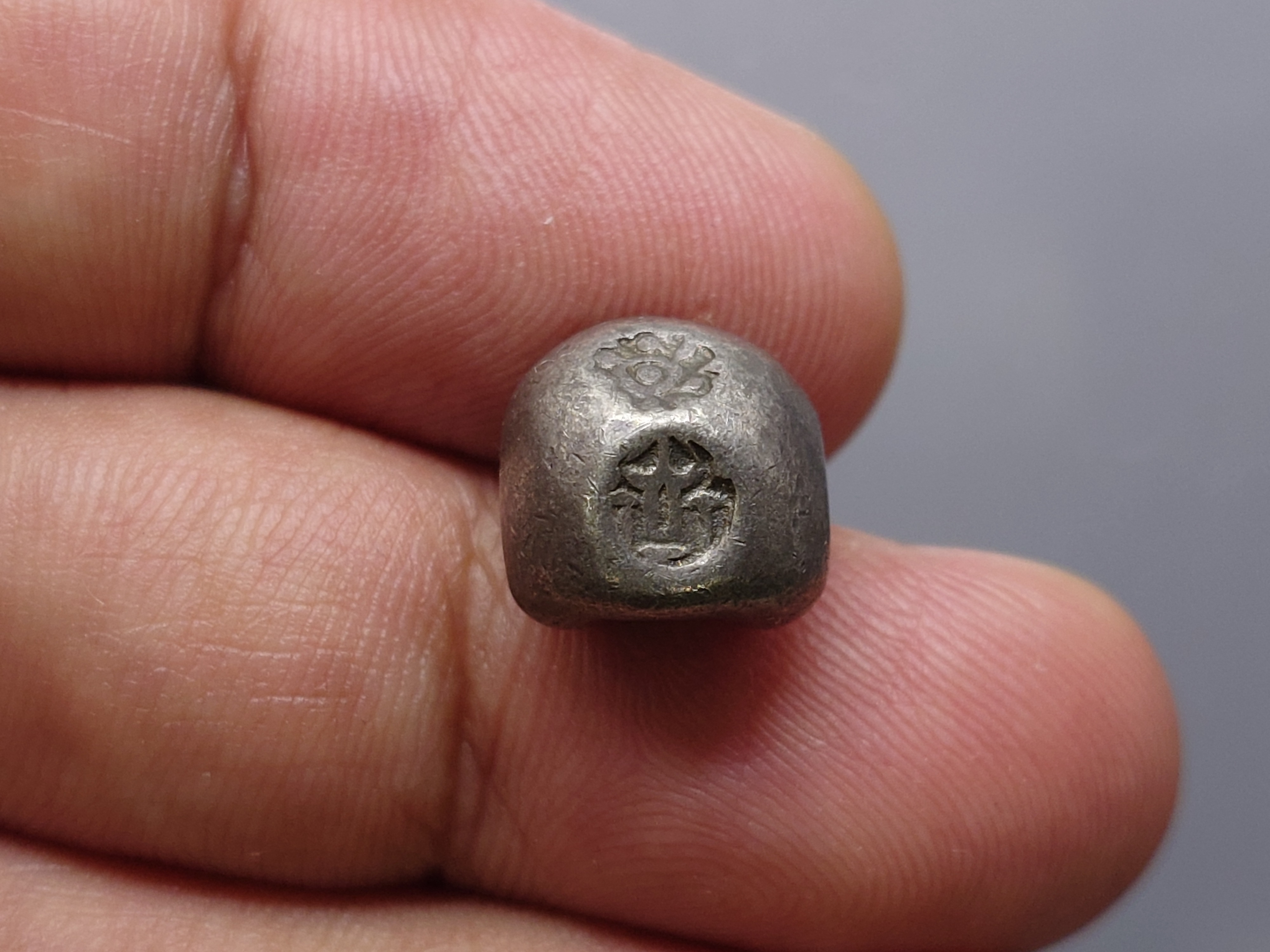 พดด้วง ขนาด 2 สลึง ตราพระแสงจักร - ปราสาท สมัยรัชกาลที่ 3 ปี2367 ขนาดหายาก สภาพสวย