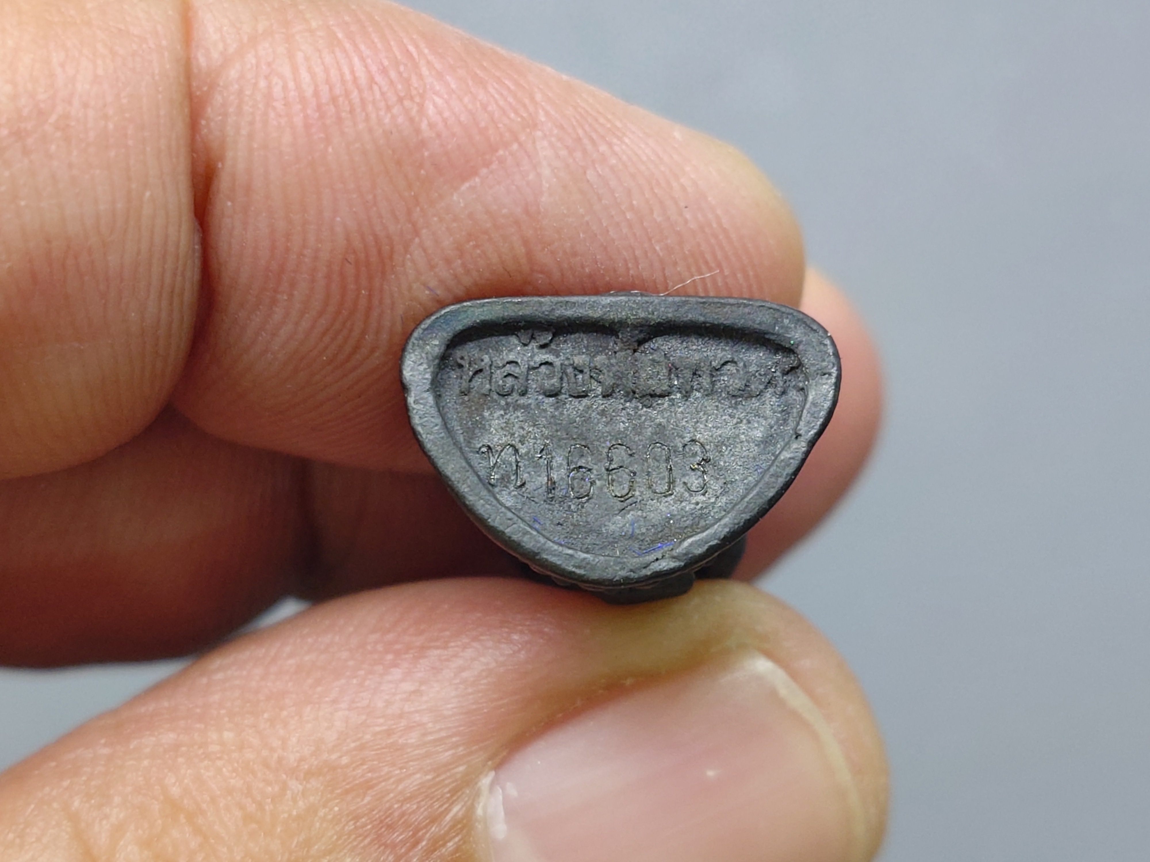 หลวงปู่ทวด กริ่ง ลอยองค์ เนื้อนวะโลหะ ที่ระลึกเฉลิมพระเกียรติ 50 พรรษา พระบรมโอรสาธิราชฯ พุทธาภิเษก ณ วัดพระศรีฯ 2544 พร้อมกล่องเดิม