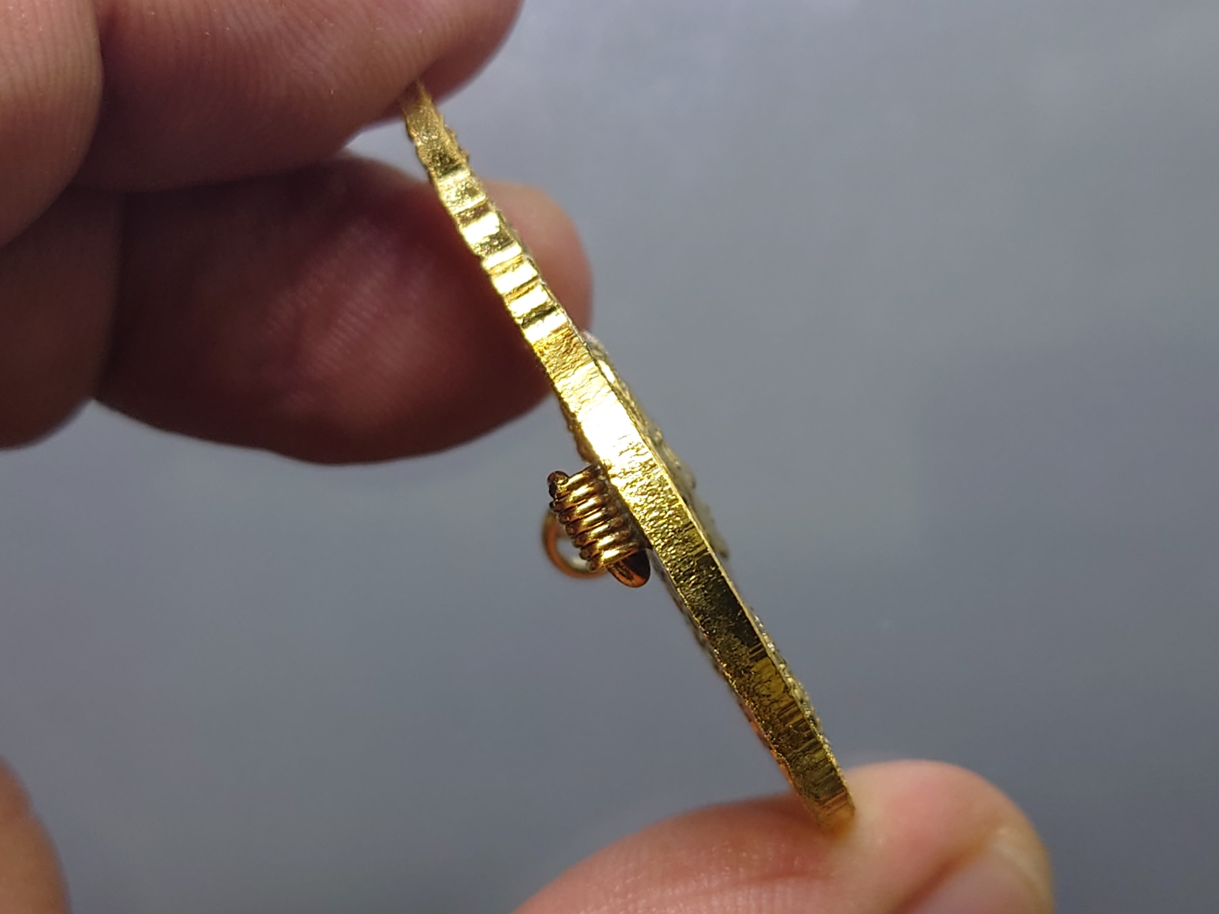 เข็มกลัด พระบรมรูป รัชกาลที่9 (ร.9) ที่ระลึกงานวันพ่อแห่งชาติ 5 ธันวามหาราช ครั้งที่ 22 เนื้อกาหลั่ยทอง พ.ศ.2541