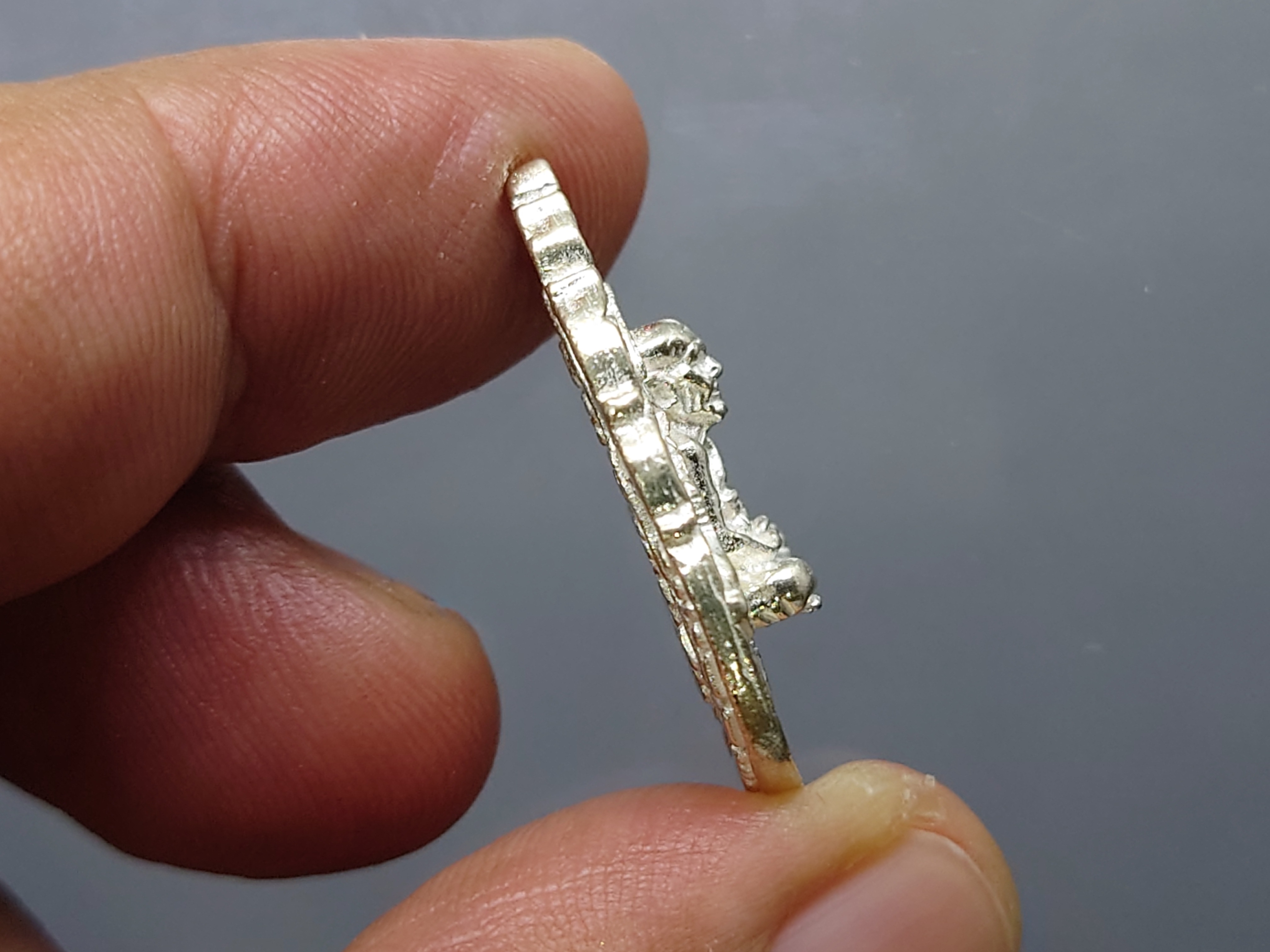 หลวงปู่ทวด เหรียญหล่อฉลุ เนื้อเงิน รุ่นเจ้าฟ้าเพชรรัตน์ วัดช้างให้ จ.ปัตตานี ปี2537 พร้อมกล่องเดิม