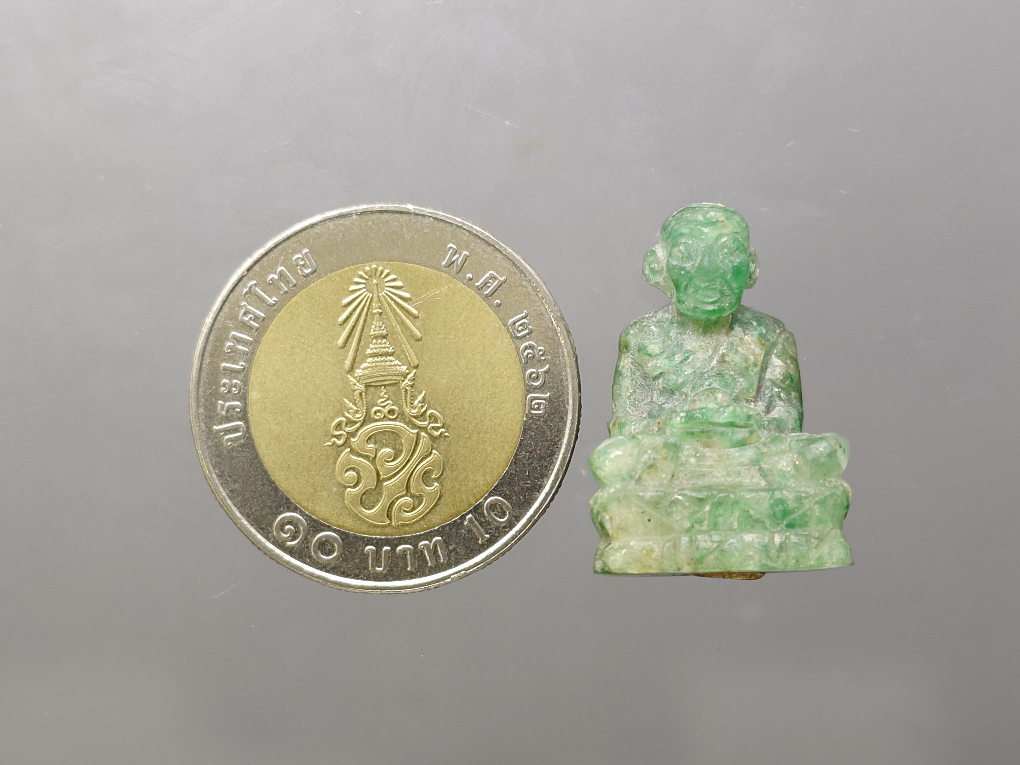 หลวงปู่ทวดหยก เนื้อหยก ลอยองค์ ฐานฝังหมุดทองคำแท้ พิมพ์ใหญ่ ขนาดสูง 2.5 เซ็น วัดพะโคะ สมาคมชาวเพชรบุรีสร้าง ปี2543 พร้อมกล่องเดิม