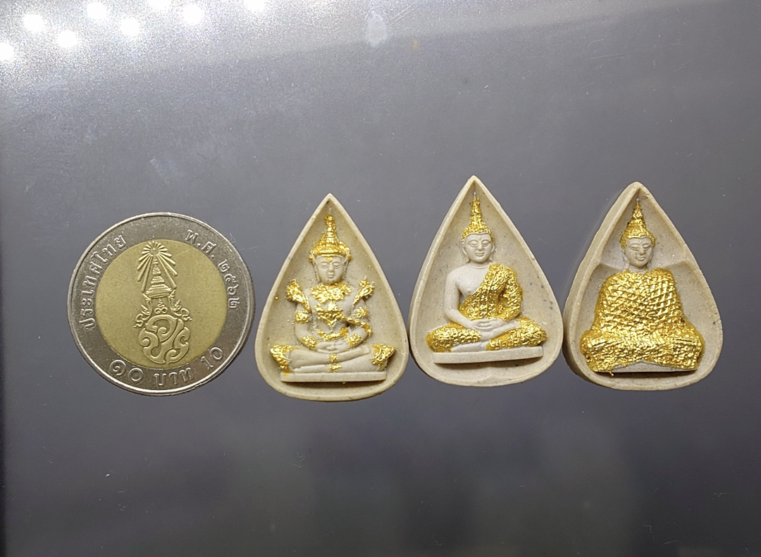 เหรียญพระแก้วมรกต เครื่องทรงสามฤดู ร้อน หนาว ฝน หลัง ภปร. เนื้อผงปัดทอง วัดบวรนิเวศวิหาร ปี 2530 พร้อมตลับเดิม