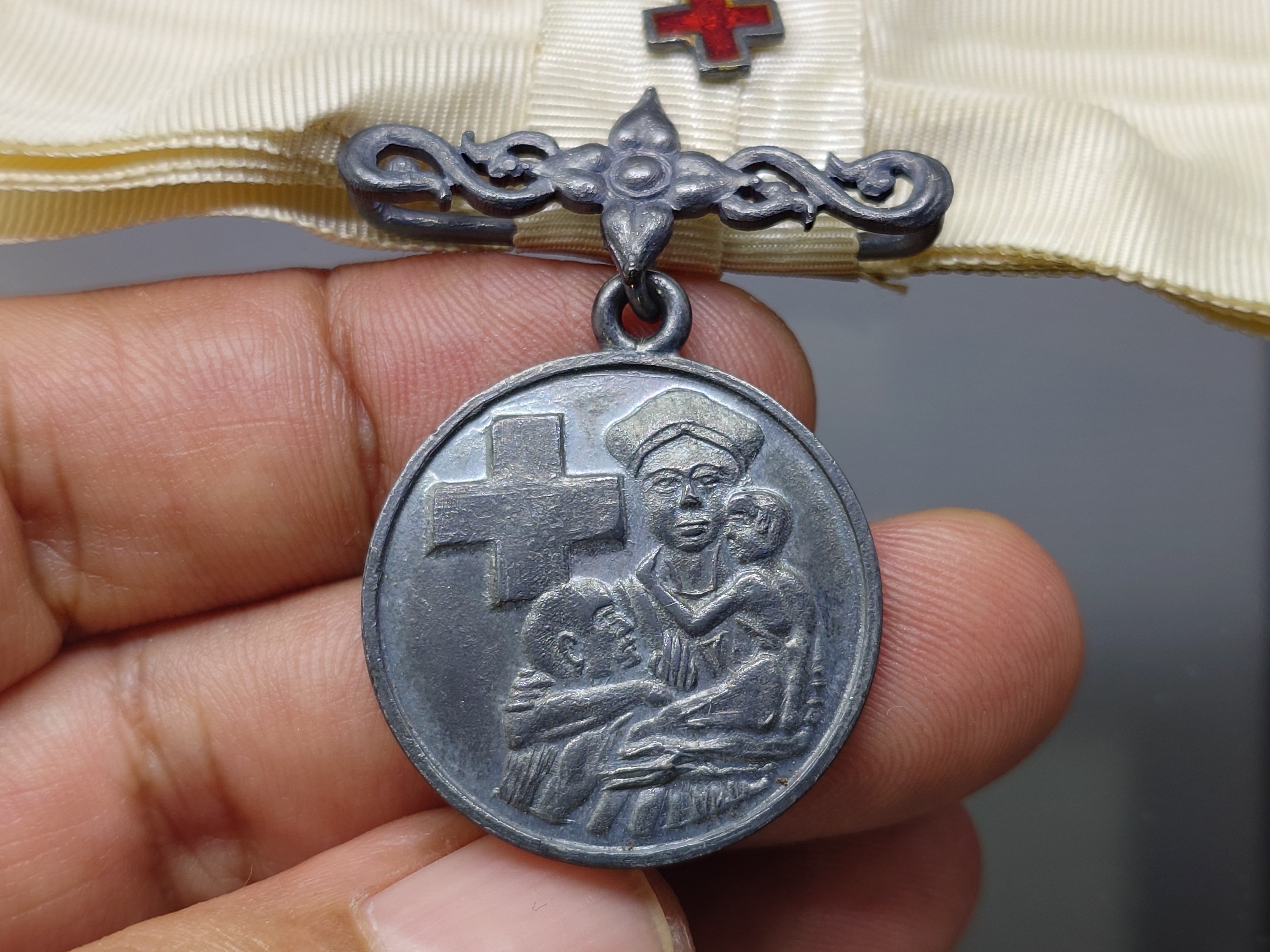 เหรียญกาชาดสมนาคุณ ประดับแพรแถบ ชั้นที่3 เนื้อเงินรมดำ แบบหญิง พร้อมกล่องเดิม