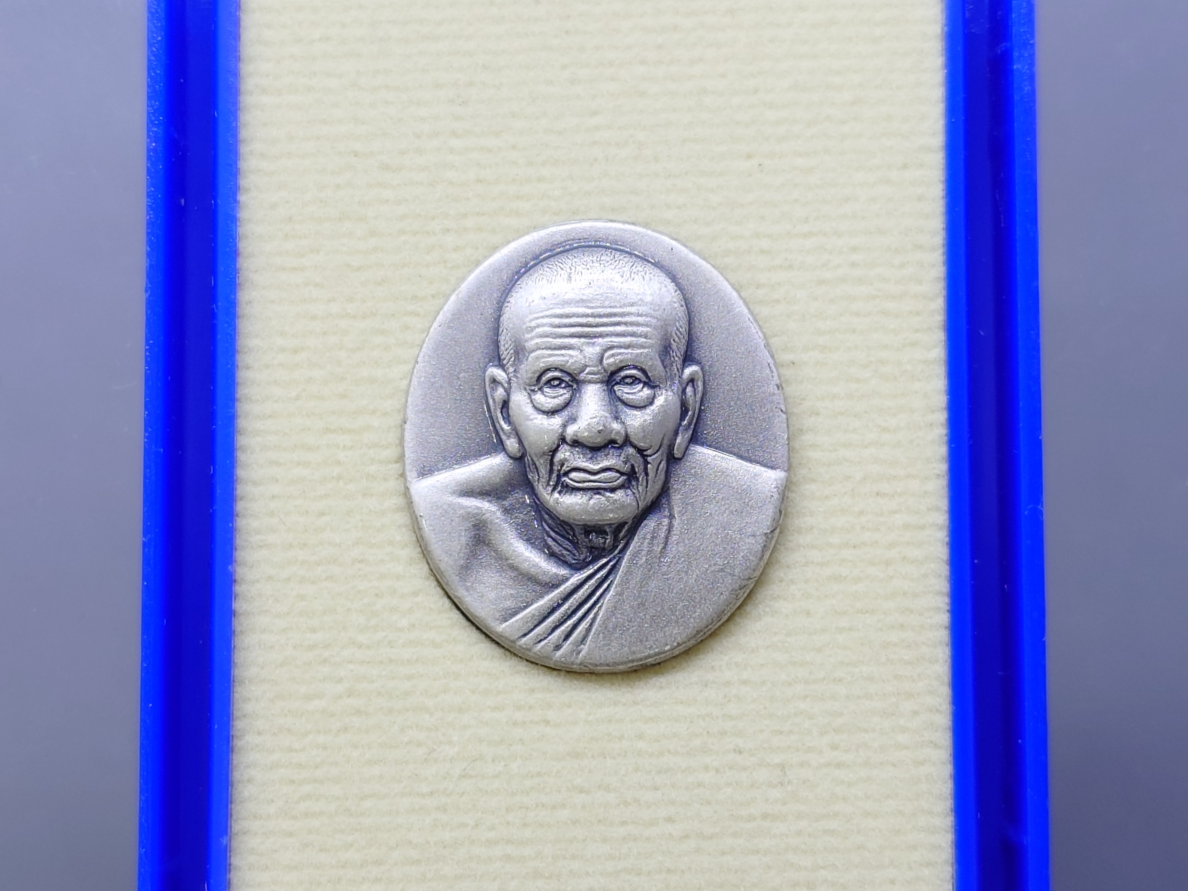 เหรียญหลวงพ่อทวด พิมพ์ เล็ก เนื้อชุบเงินซาติน ด้านหลังภาพสีแบบโฮโลแกรม (ภาพ 3 มิติ) รุ่น มงคลบารมี วัดประสาทบุญญาวาส ปี 2545