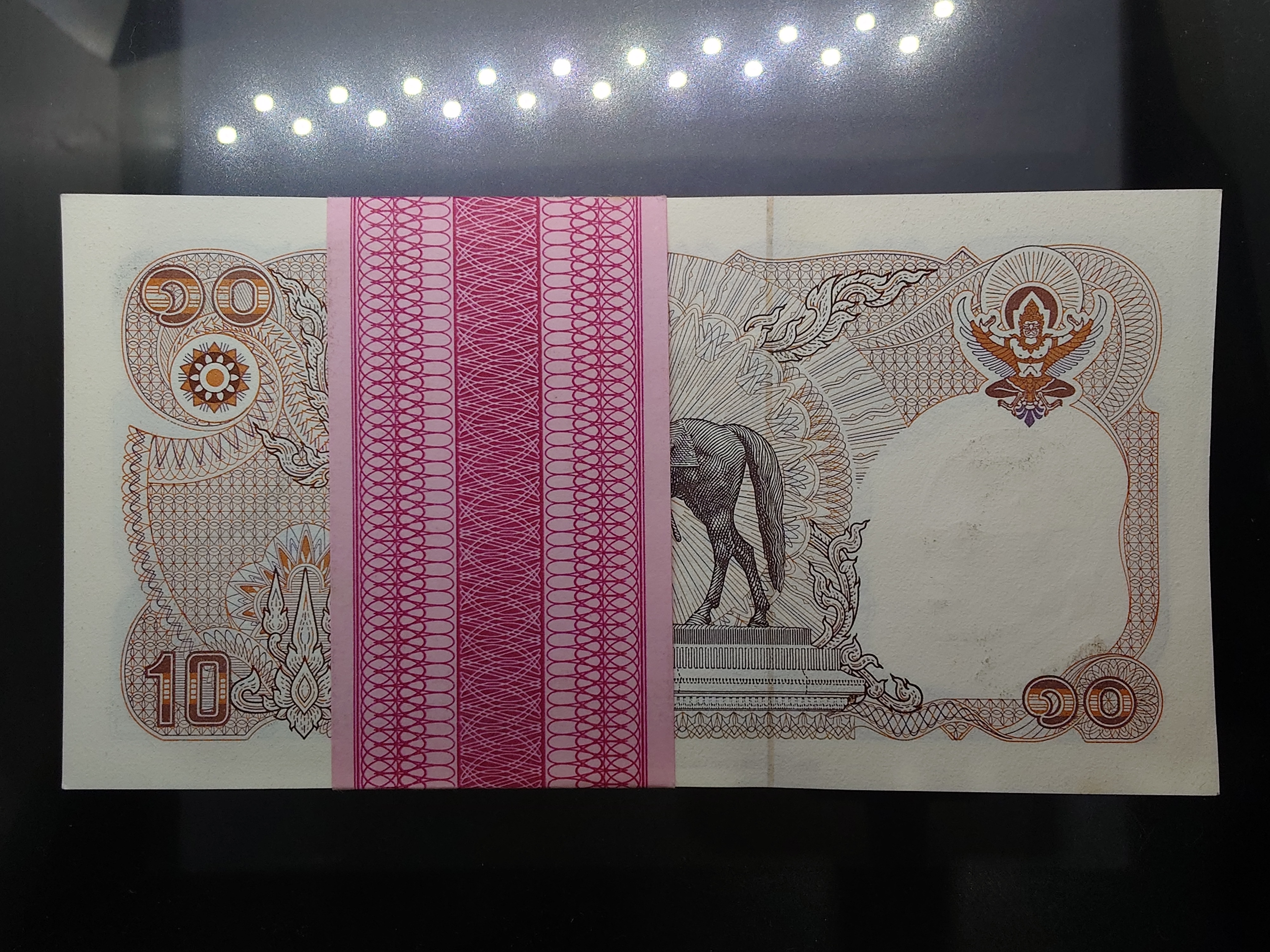 ธนบัตร 10 บาท แบบ 12 (ทรงม้า) ยกแหนบ 100 ใบ เรียงเลข ที่ระลึก 120 ปี ก.คลัง ปี 2538 ไม่ผ่านใช้