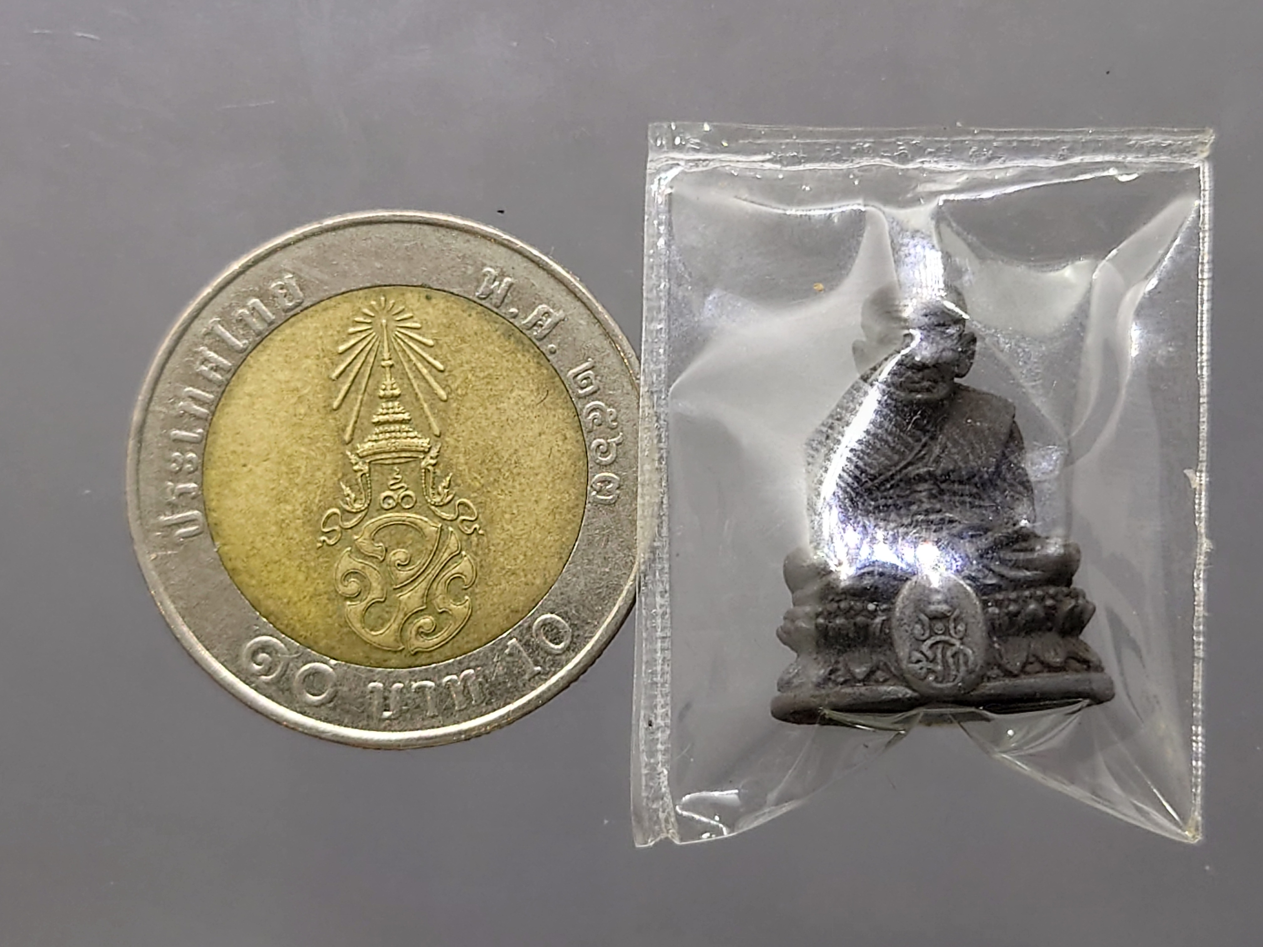 หลวงปู่ทวด วัดช้างให้ ลอยองค์ เนื้อนวโลหะ ตราสัญลักษณ์ มวก. รุ่นประวัติศาสตร์เฉลิมพระเกียรติ พุทธาภิเษก ณ วัดพระศรีฯ ปี2544 พร้อมกล่องเดิม