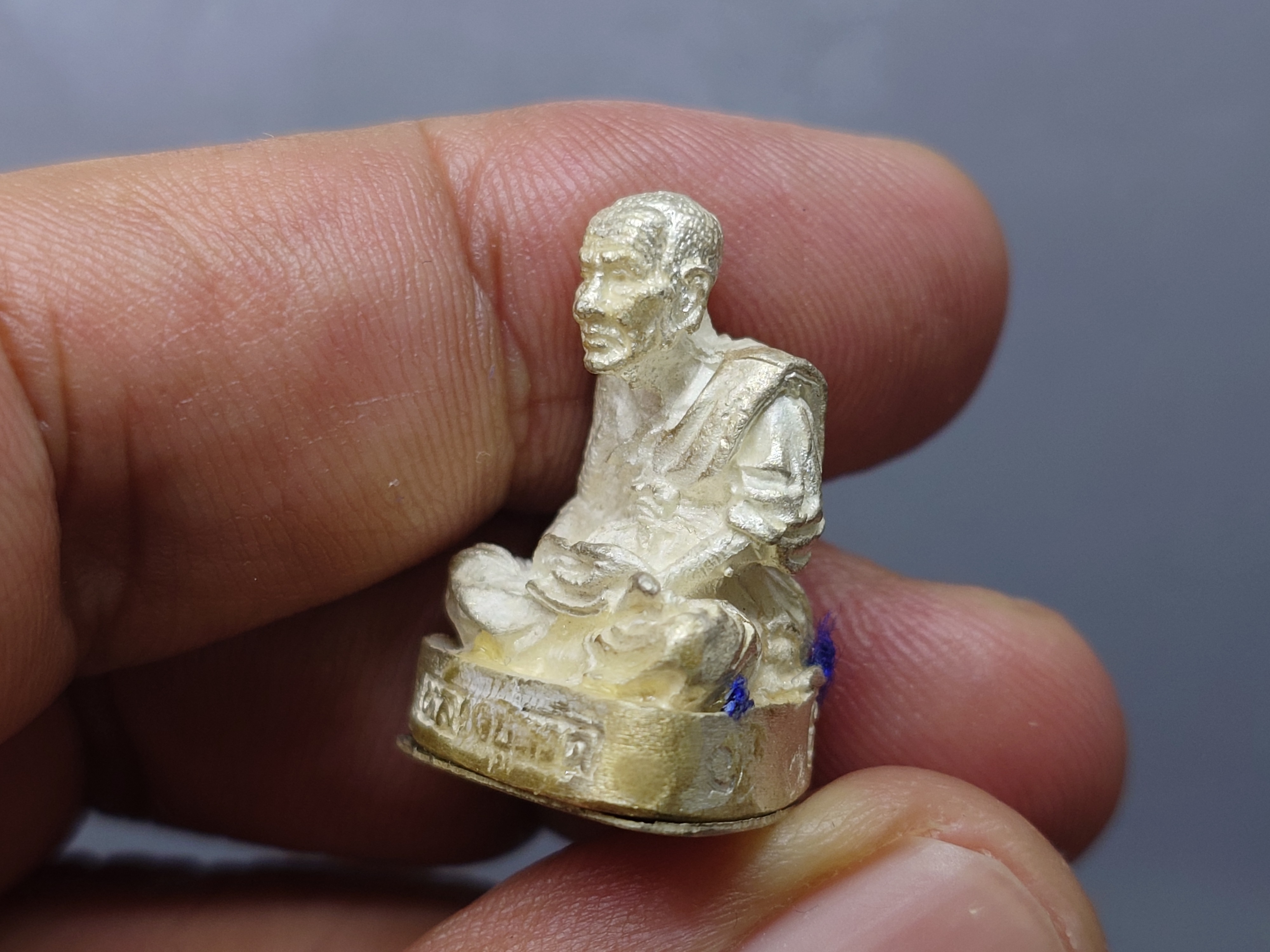 หลวงปู่ทวด เนื้อเงิน รูปหล่อลอยองค์ จัดสร้างโดย ค่ายเสนาณรงค์ มณฑลทหารบกที่ ๔๒ วัดช้างให้ จ.ปัตตานี ปี2538 พร้อมตลับเดิม