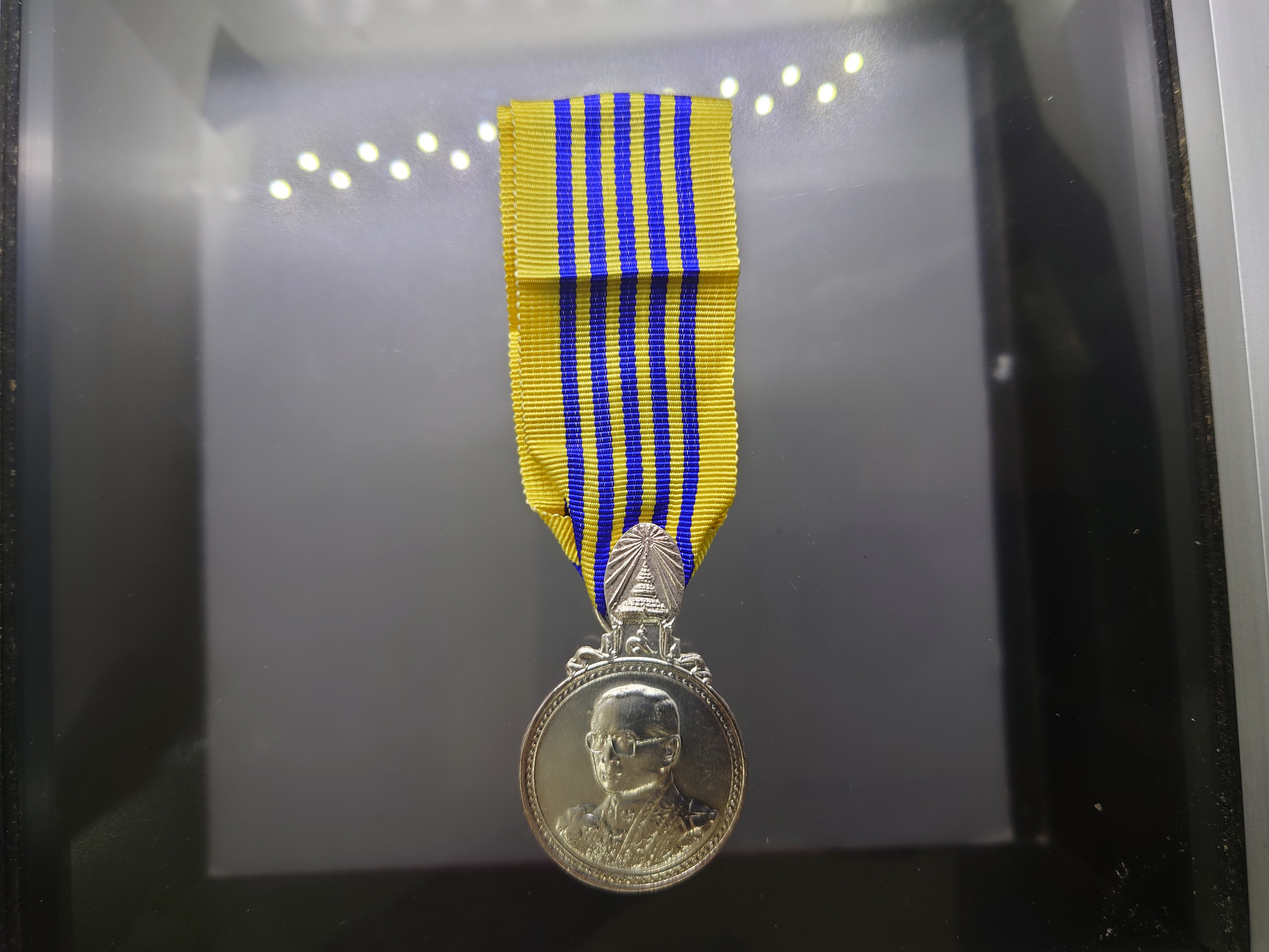 เหรียญที่ระลึก ประดับแพรแถบ พระราชพิธีมหามงคลเฉลิมพระชนมพรรษา 7 รอบ ร9 รัชกาลที่9 เนื้อเงิน พ.ศ.2554 แบบผู้ชาย