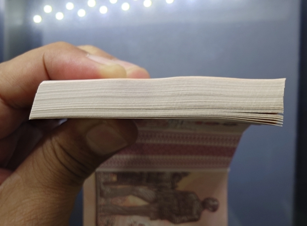 ธนบัตร 100 บาท แบบ 14 (ยกแหนบ 100 ใบ) เรียงเลข หลังโรงเรียนเลิก รัชกาลที่9 ปี ไม่ผ่านใช้ สภาพสวย