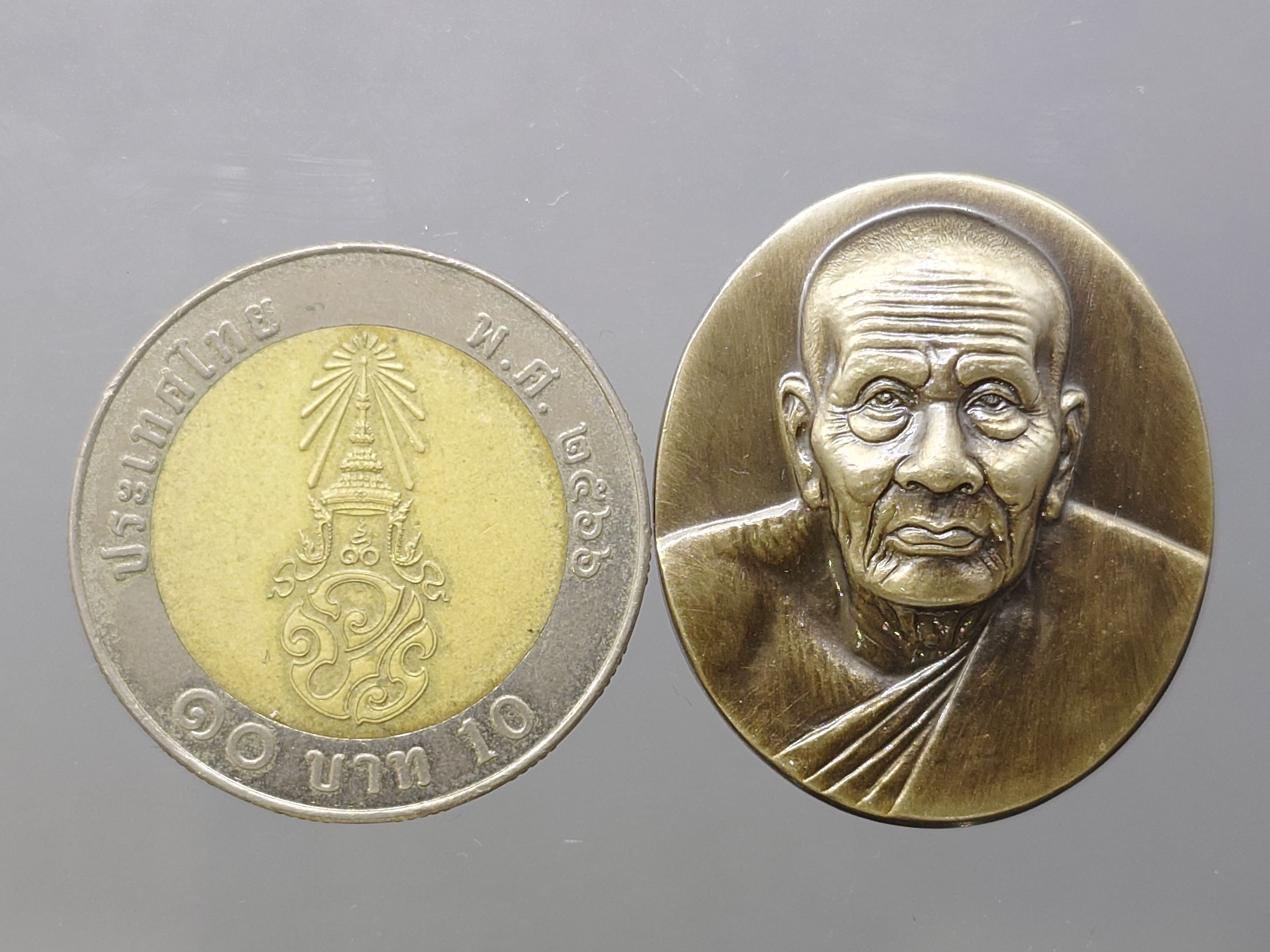 เหรียญหลวงพ่อทวด พิมพ์ใหญ่ เนื้อชุบเงินซาติน ด้านหลังภาพสีแบบโฮโลแกรม (ภาพ 3 มิติ) รุ่น มงคลบารมี วัดประสาทบุญญาวาส ปี 2545