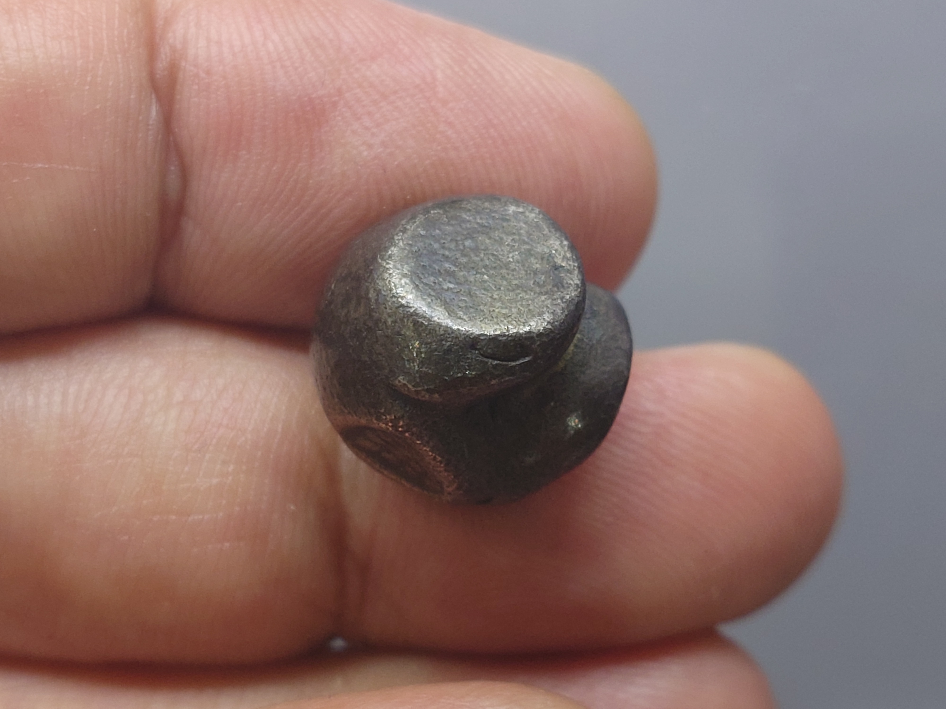 พดด้วง ขนาด 1 บาท ตราพระซ่อมดอกไม้-จักร สมัยอยุธยา พุทธศตวรรษที่ 19 - 24 ตรานิยม หายาก สภาพสวย