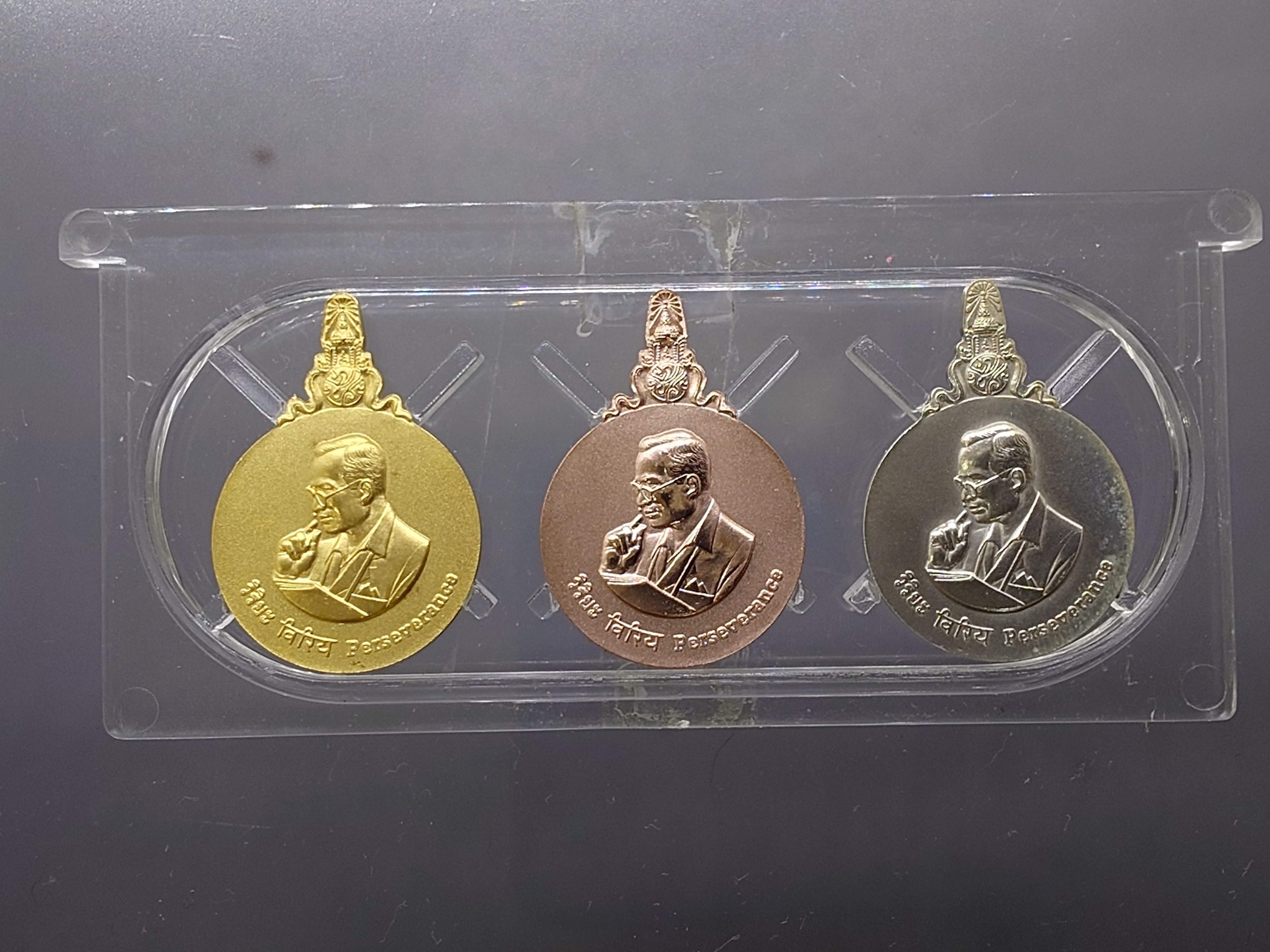 เหรียญพระมหาชนก (วิริยะ) รัชกาลที่9 ครบชุดทองคำ พิมพ์เล็ก (เนื้อทองคำ เนื้อนาค เนื้อเงิน) ปี2542 พร้อมหนังสือ