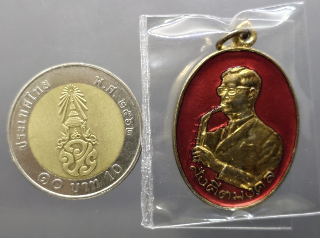 เหรียญสังคีตมงคล ในหลวง รัชกาลที่9 ทรงดนตรี เนื้อกะหลั่ยทอง ลงยาสีแดง ฉลองครบรอบ 21 ปี สมาคมดนตรีแห่งประเทศไทย ปี 2530 นิยม หายาก