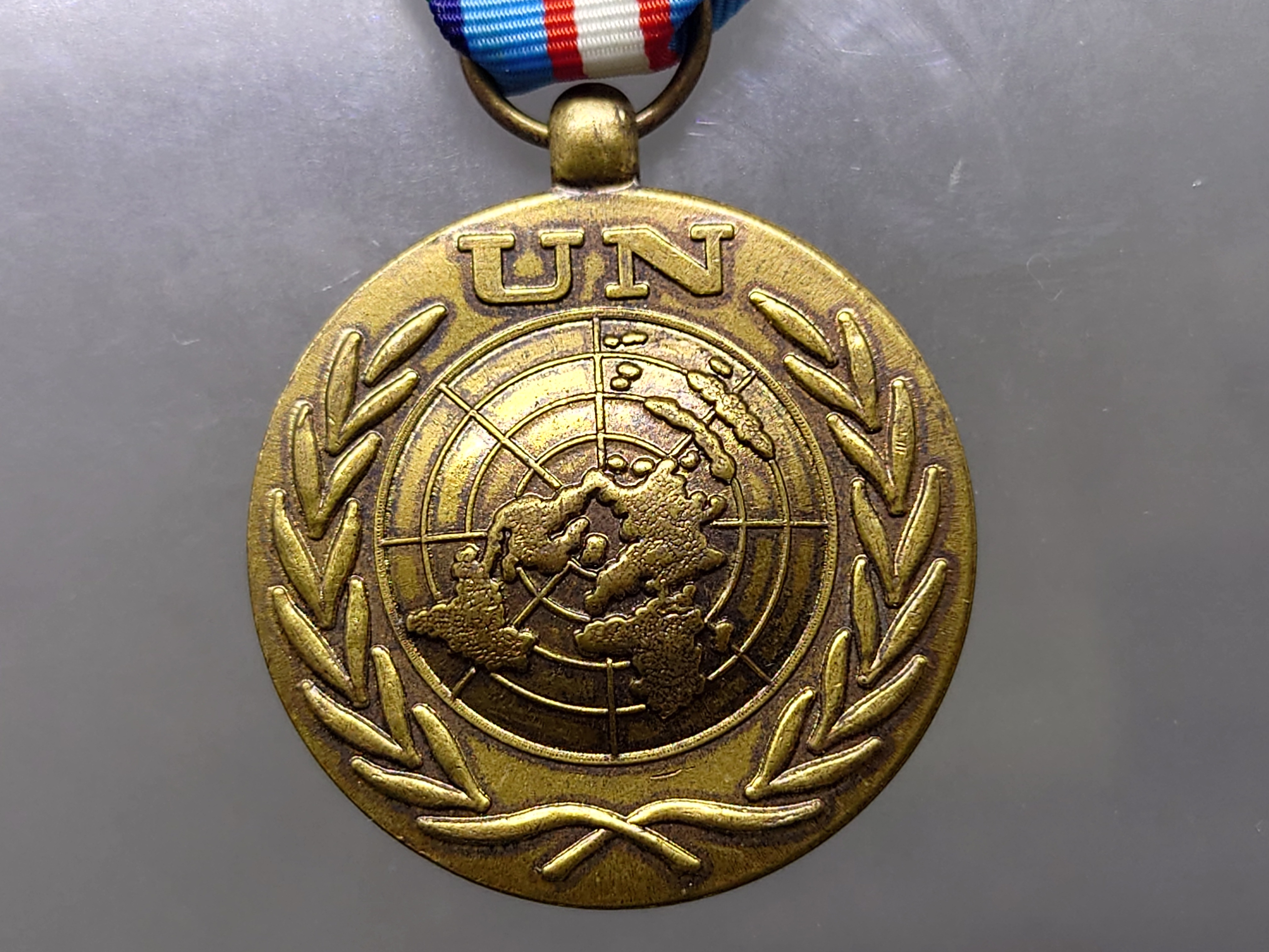 เหรียญประดับแพรแถบ รักษาสันติภาพของสหประชาชาติ ในกัมพูชา (UNTAC) หรือเหรียญเชิดชูเกียรติองค์การสหประชาชาติ (UN Medal)