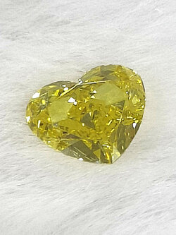 เพชสีเหลืองทรงรูปหัวใจ
