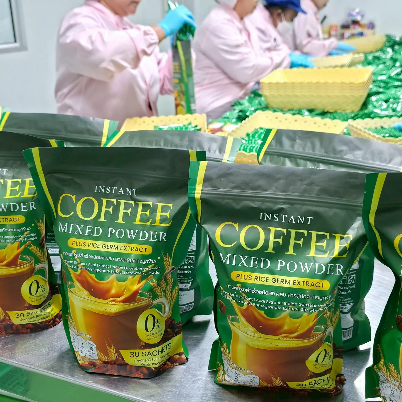 พนักงานแพ็กและตรวจสอบสินค้าอาหารเสริมก่อนส่งมอบ