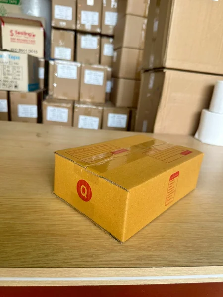 กล่องไปรษณีย์ กล่อง Q 14.5 x 22.5 x 7 cm3 (1 มัด 20 ใบ) image 1 กล่องไปรษณีย์ กล่อง Q 14.5 x 22.5 x 7 cm3 (1 มัด 20 ใบ) image 1