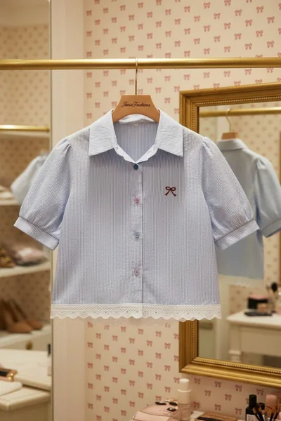 เสื้อเชิ้ตผู้หญิงแขนสั้น ลายทางสีฟ้า ดีเทลปักโบว์สีแดง รหัส WS2001 เพิ่มลุคหวานน่ารัก มี 2 ไซส์ image 3 เสื้อเชิ้ตผู้หญิงแขนสั้น ลายทางสีฟ้า ดีเทลปักโบว์สีแดง รหัส WS2001 เพิ่มลุคหวานน่ารัก มี 2 ไซส์ image 3
