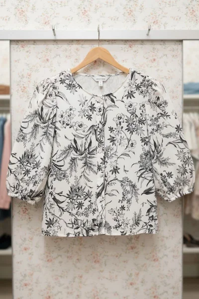 Chloé เสื้อผู้หญิง แขนสามส่วน พิมพ์ลายดอกไม้สีขาวดำ ลุควินเทจหวานละมุน image 3 Chloé เสื้อผู้หญิง แขนสามส่วน พิมพ์ลายดอกไม้สีขาวดำ ลุควินเทจหวานละมุน image 3