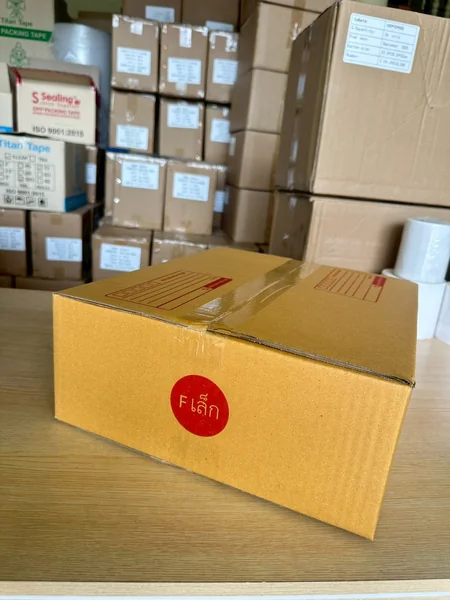 กล่องไปรษณีย์ กล่อง F เล็ก 31 x 36 x 13 cm3 (1 มัด 20 ใบ) image 1 กล่องไปรษณีย์ กล่อง F เล็ก 31 x 36 x 13 cm3 (1 มัด 20 ใบ) image 1