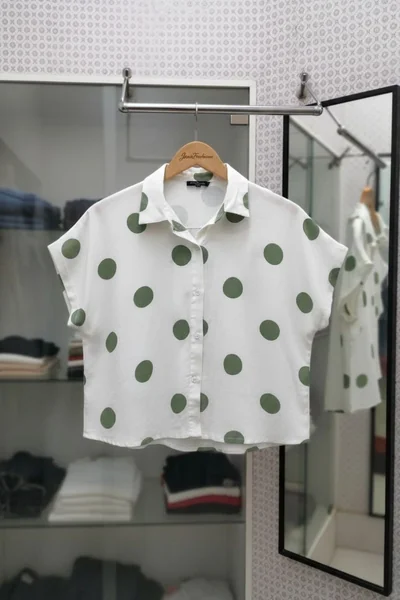Matcha Mood เสื้อเชิ้ตผู้หญิงแขนสั้น สีขาว พิมพ์ลายจุดกลมสีเขียว ใส่แล้วดูสวยหวาน image 3